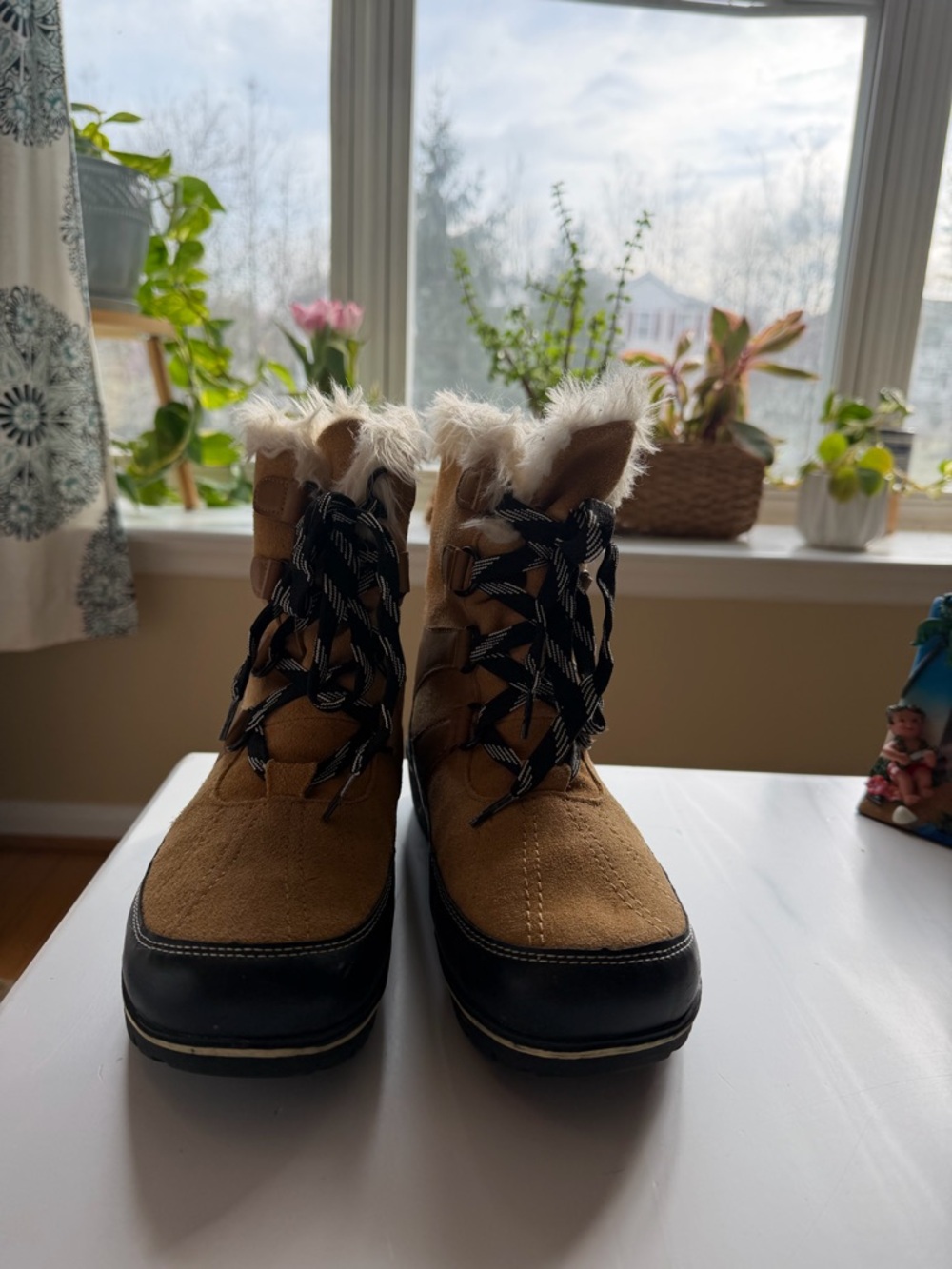 Universal Thread Tan Faux-Fur Trim Lace-Up Winter Boots with Black Sole